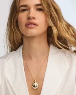Lucia Shell Gold Short Pendant Necklace